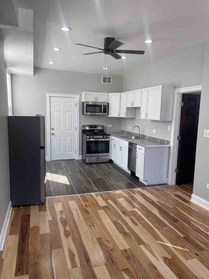 2339 South Sacramento Avenue #3R - Photo 2 of 8