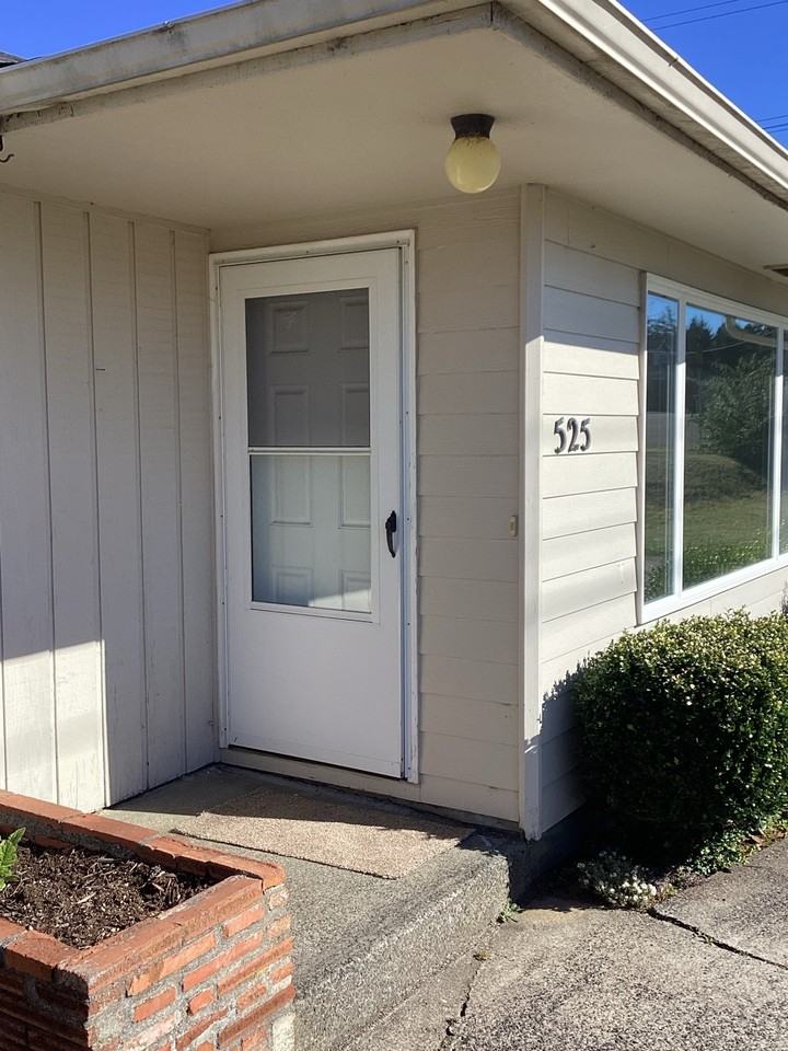 525 Northeast 8th Street - Photo 2 of 17