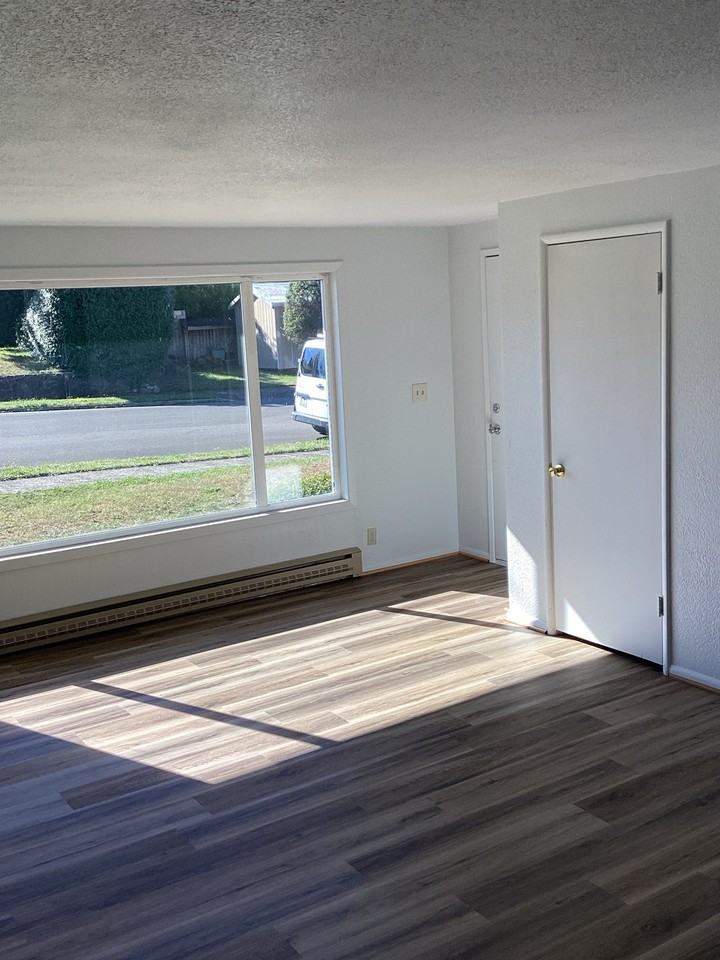 525 Northeast 8th Street - Photo 4 of 17