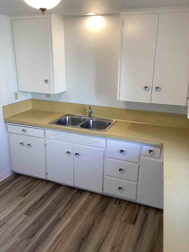 525 Northeast 8th Street - Photo 6 of 17