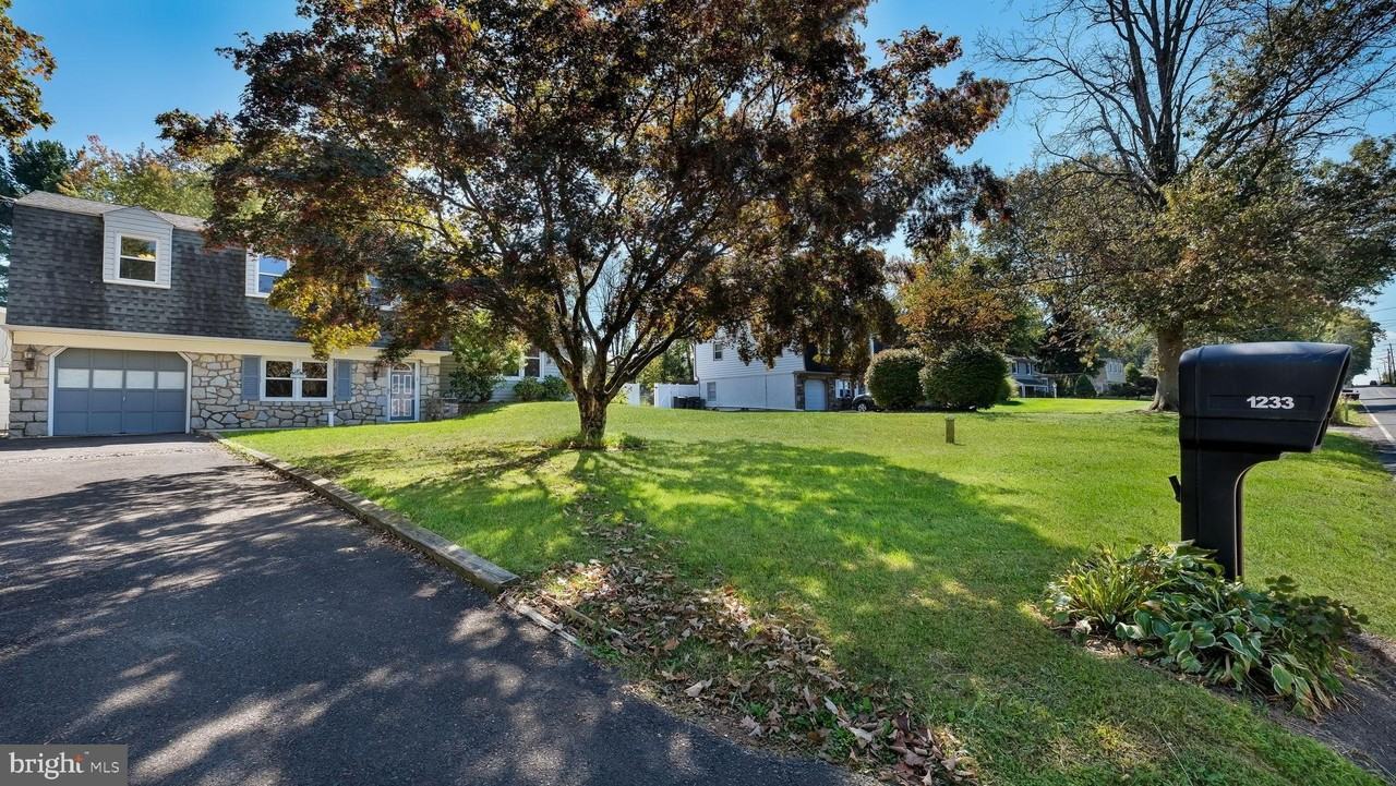 1233 Spencer Rd - Photo 2 of 45