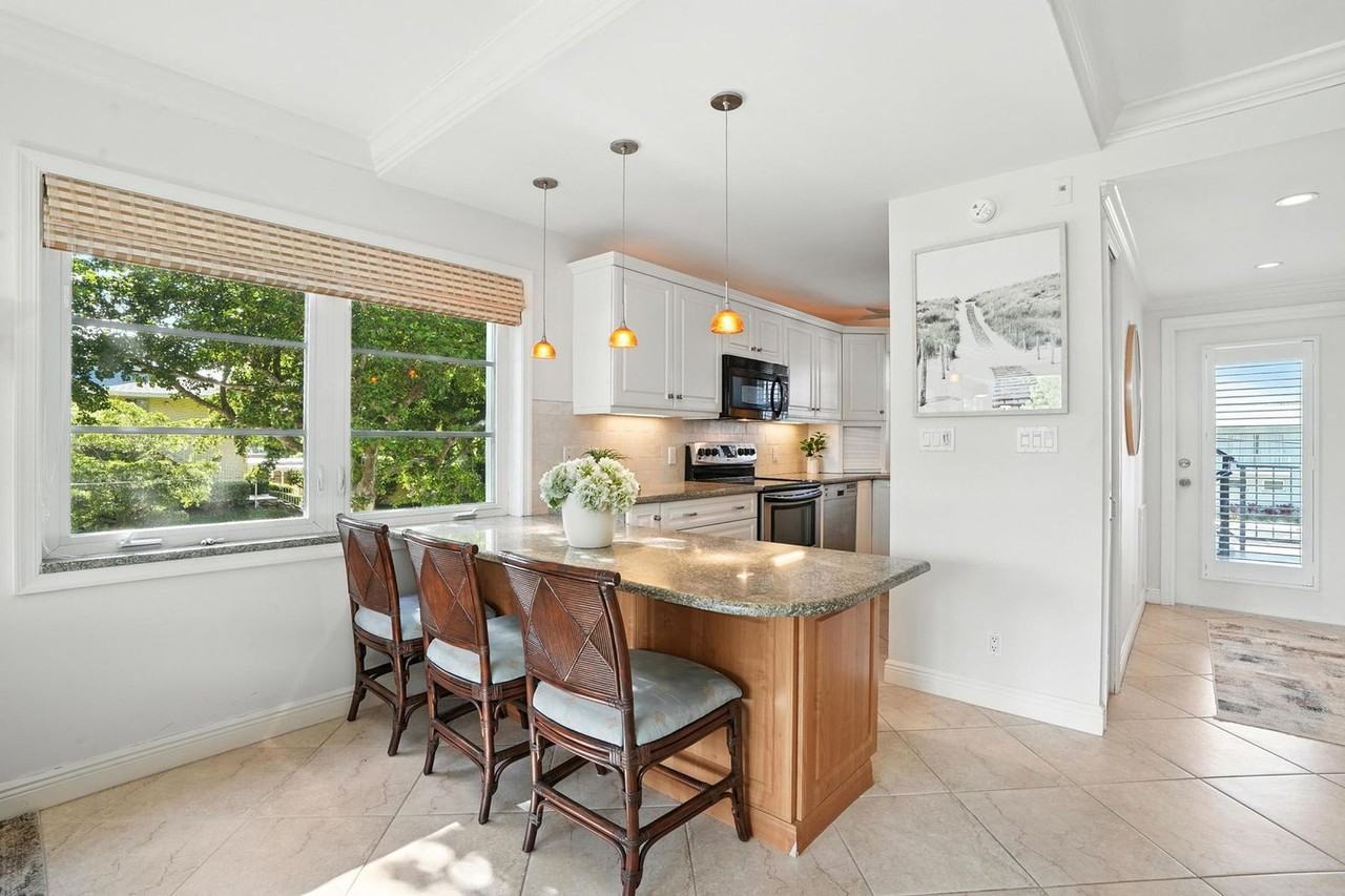 636 Broad Ave S #1259386P - Photo 3 of 30