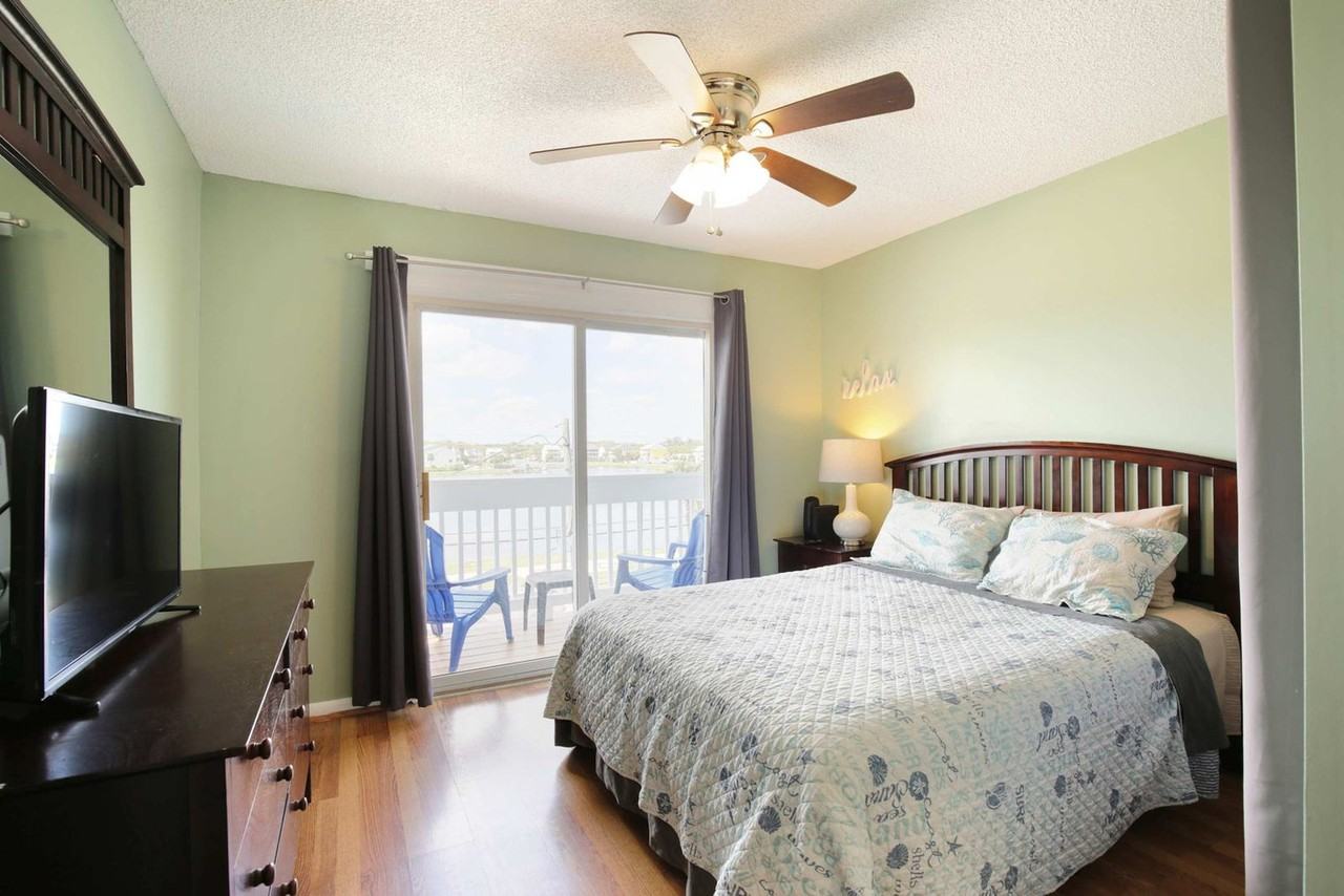 608 Carolina Beach Ave S #1302670P - Photo 7 of 32