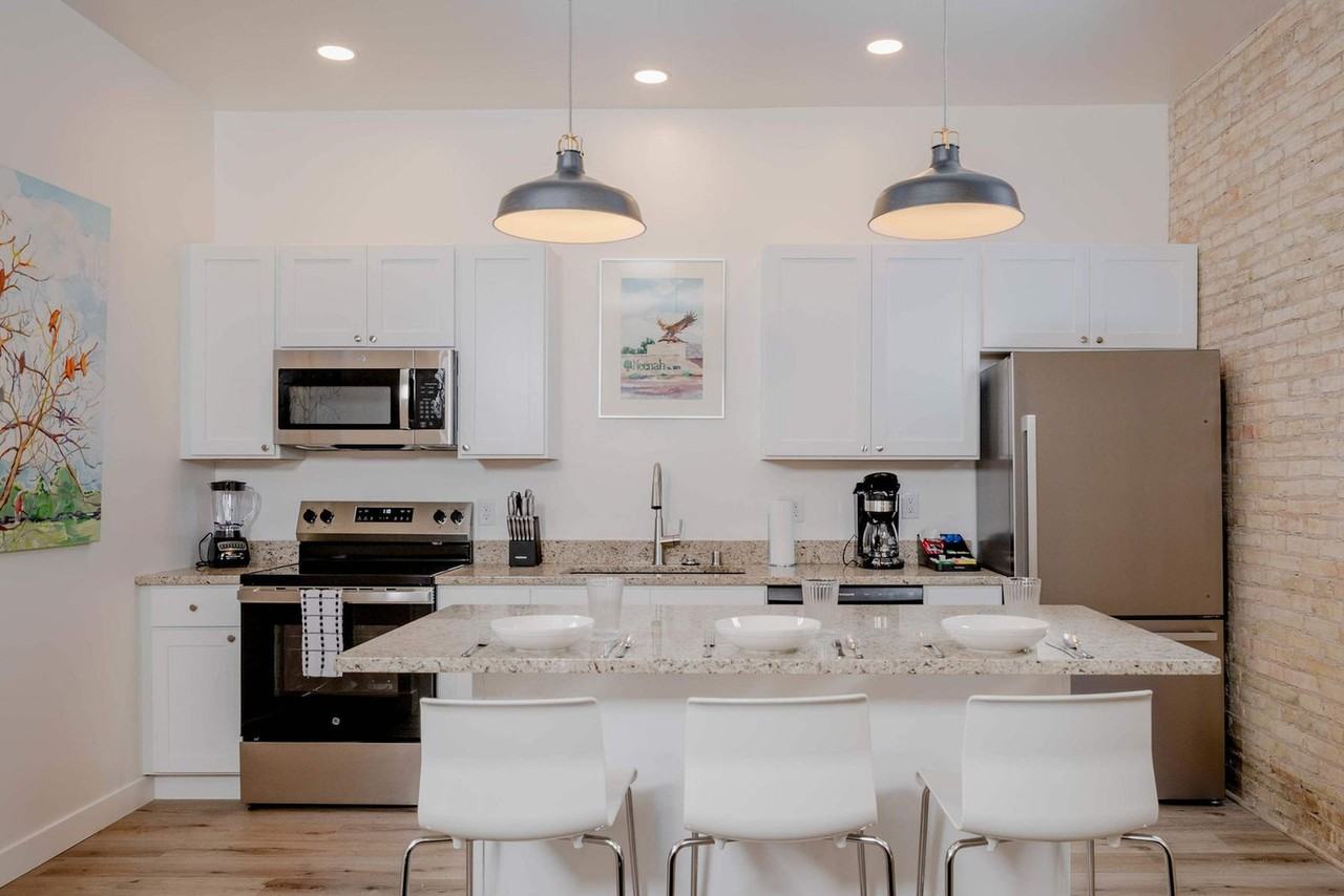 125 W Wisconsin Ave #1318207P - Photo 2 of 14