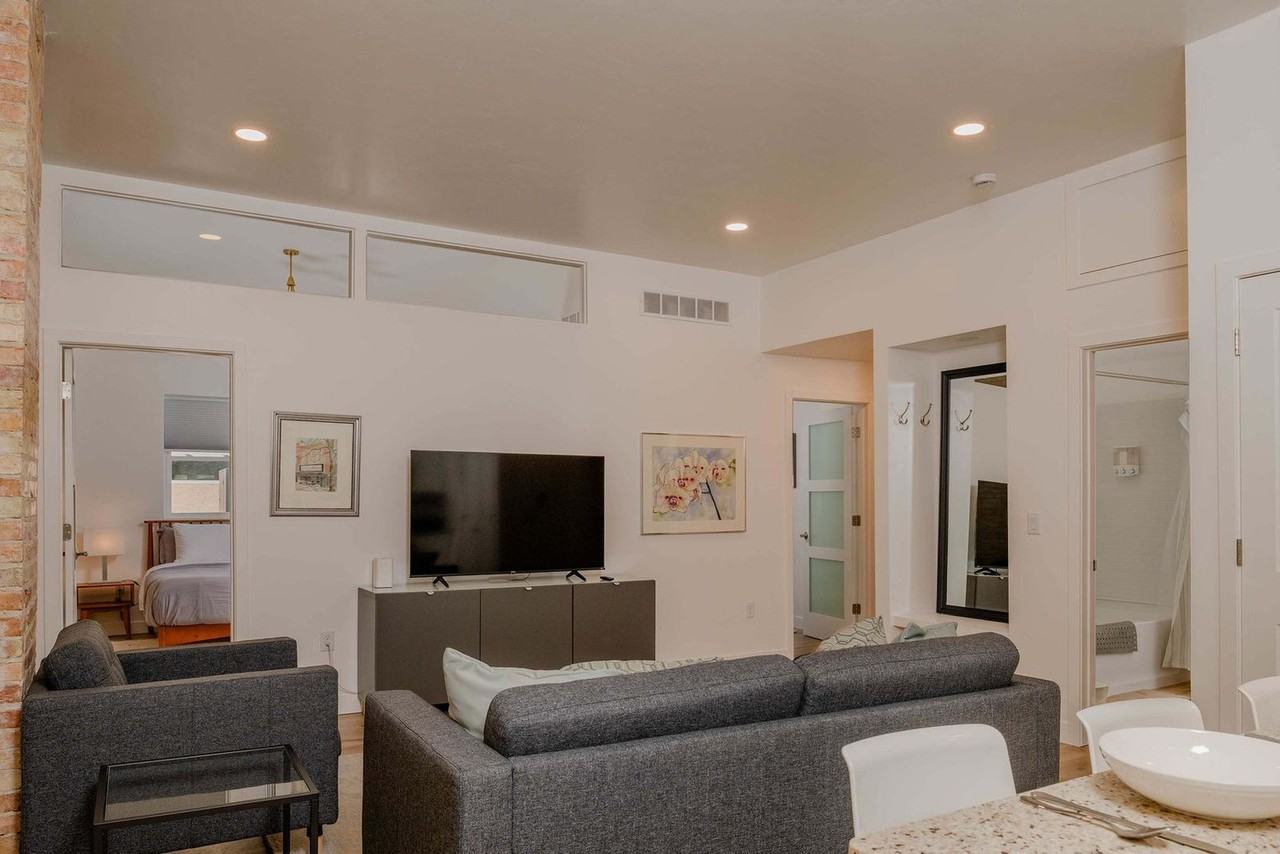 125 W Wisconsin Ave #1318207P - Photo 4 of 14