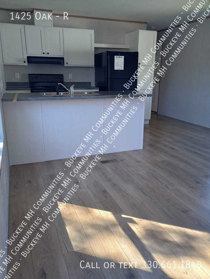 1425 Oak St #R - Photo 2 of 10