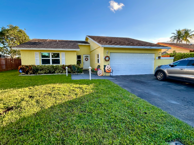 9512 Saddlebrook Dr - Photo 2 of 19