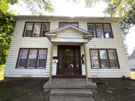 featured image of 327 Robinson St #4