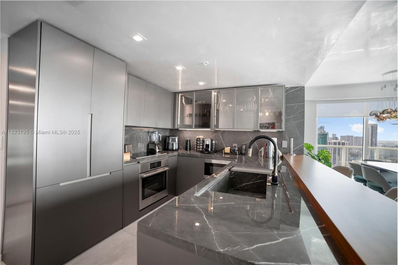 1900 N Bayshore Dr #4411 - Photo 7 of 17