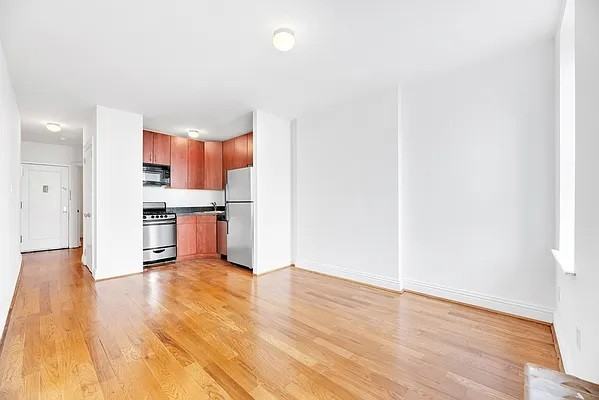 W 49th St #1D - Photo 2 of 10