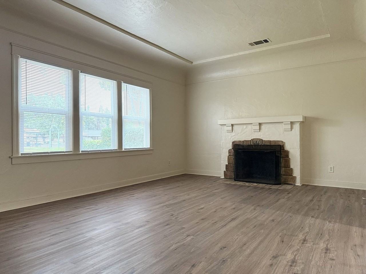 618 W 26th St - Photo 3 of 25