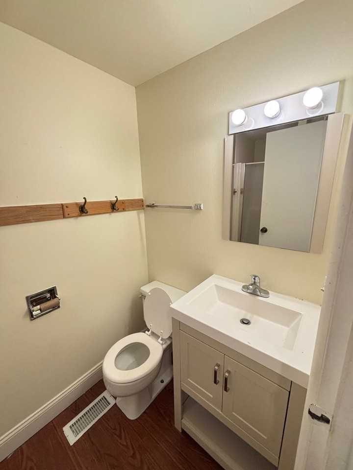 801 W Stoughton St - Photo 3 of 6