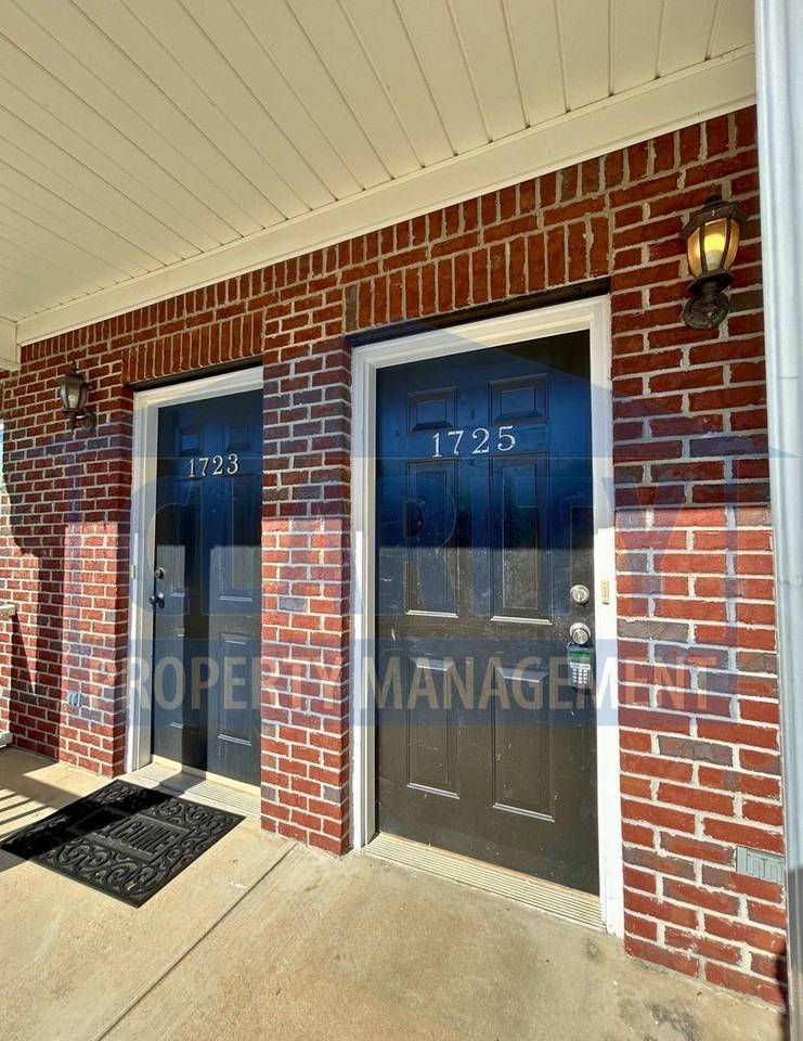 1725 Northeast New Castle Drive - Photo 3 of 22