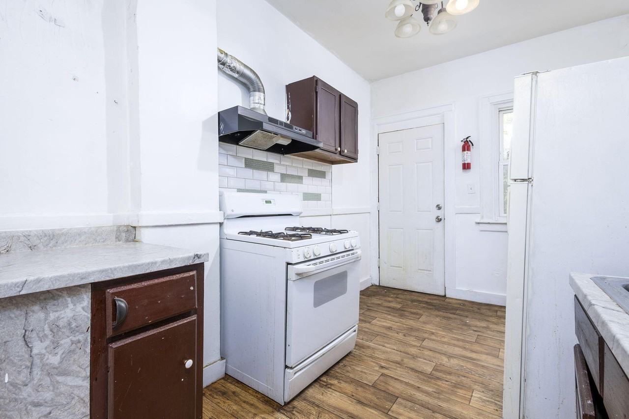 1565 W Grand Blvd Apt 4 #4 - Photo 4 of 16