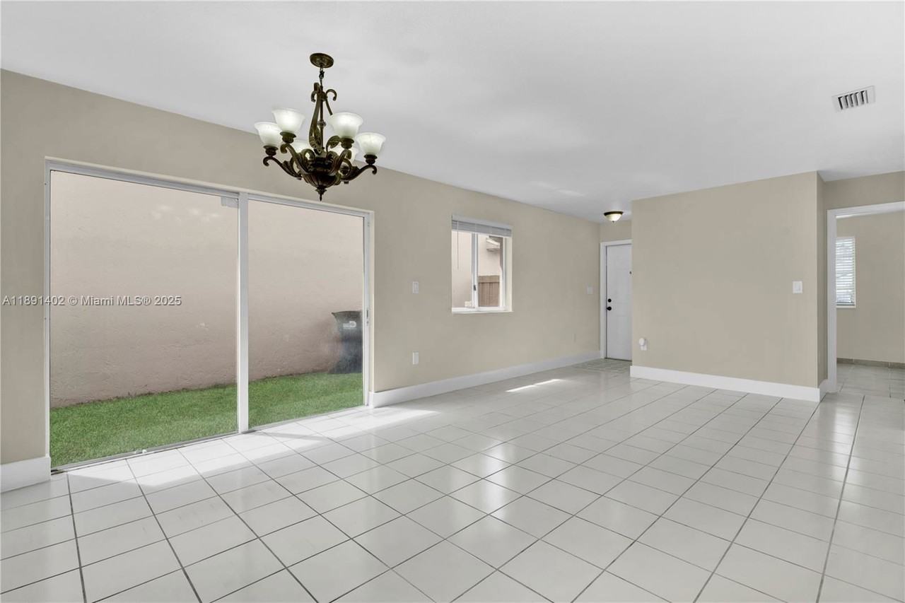 16215 Sw 137th Ct - Photo 7 of 8