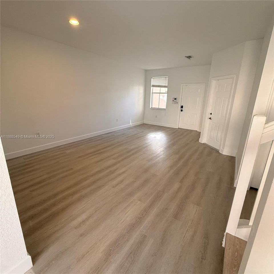 12185 Sw 125th Ct #12185 - Photo 4 of 8