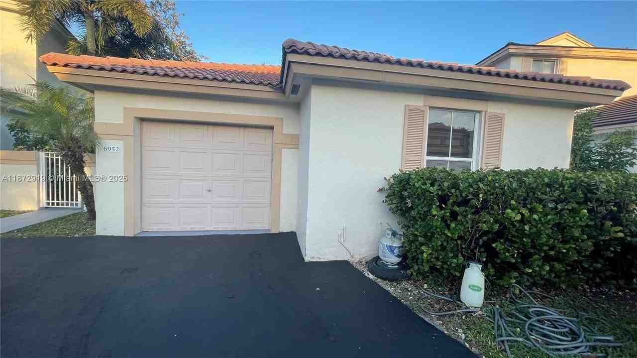 6952 Sw 148th Ln - Photo 4 of 50