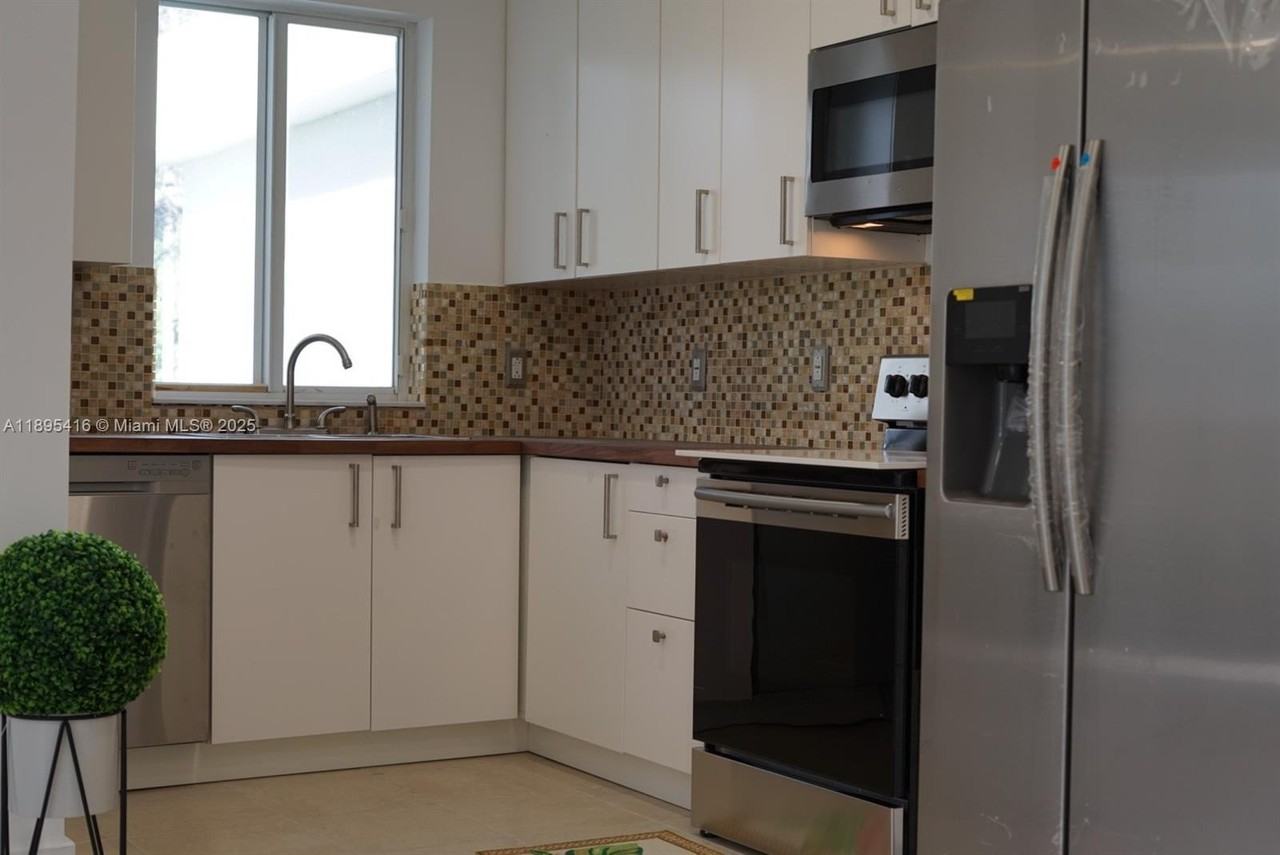 1450 Ne 147th St - Photo 3 of 10