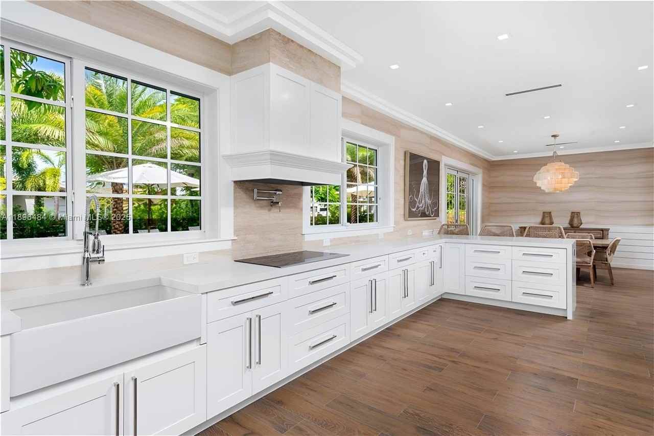 2575 Pine Tree Dr - Photo 6 of 30