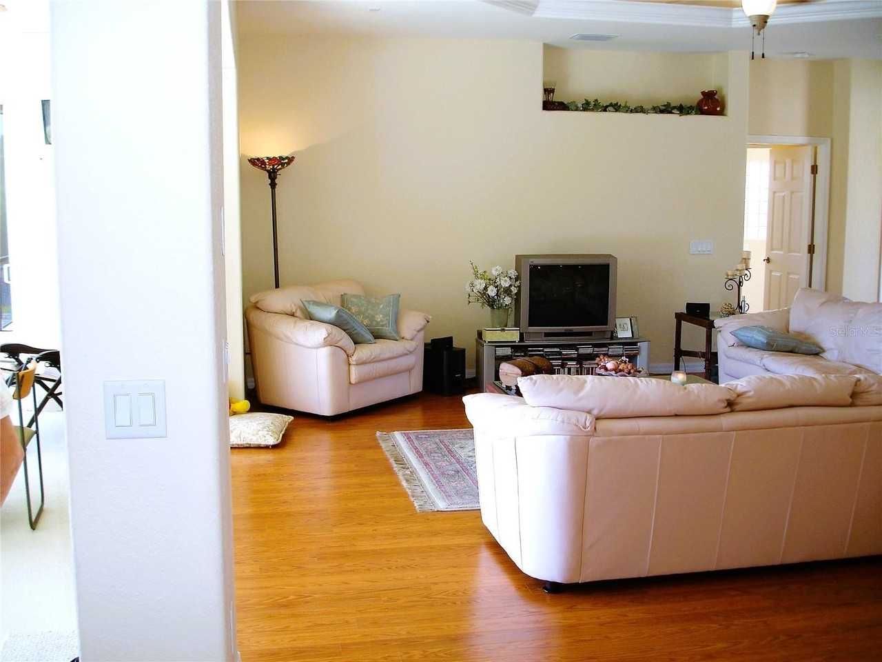 2624 Abbotsford St - Photo 3 of 16