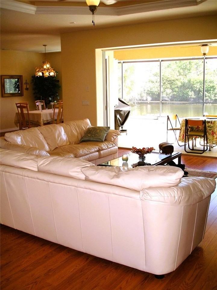 2624 Abbotsford St - Photo 4 of 16