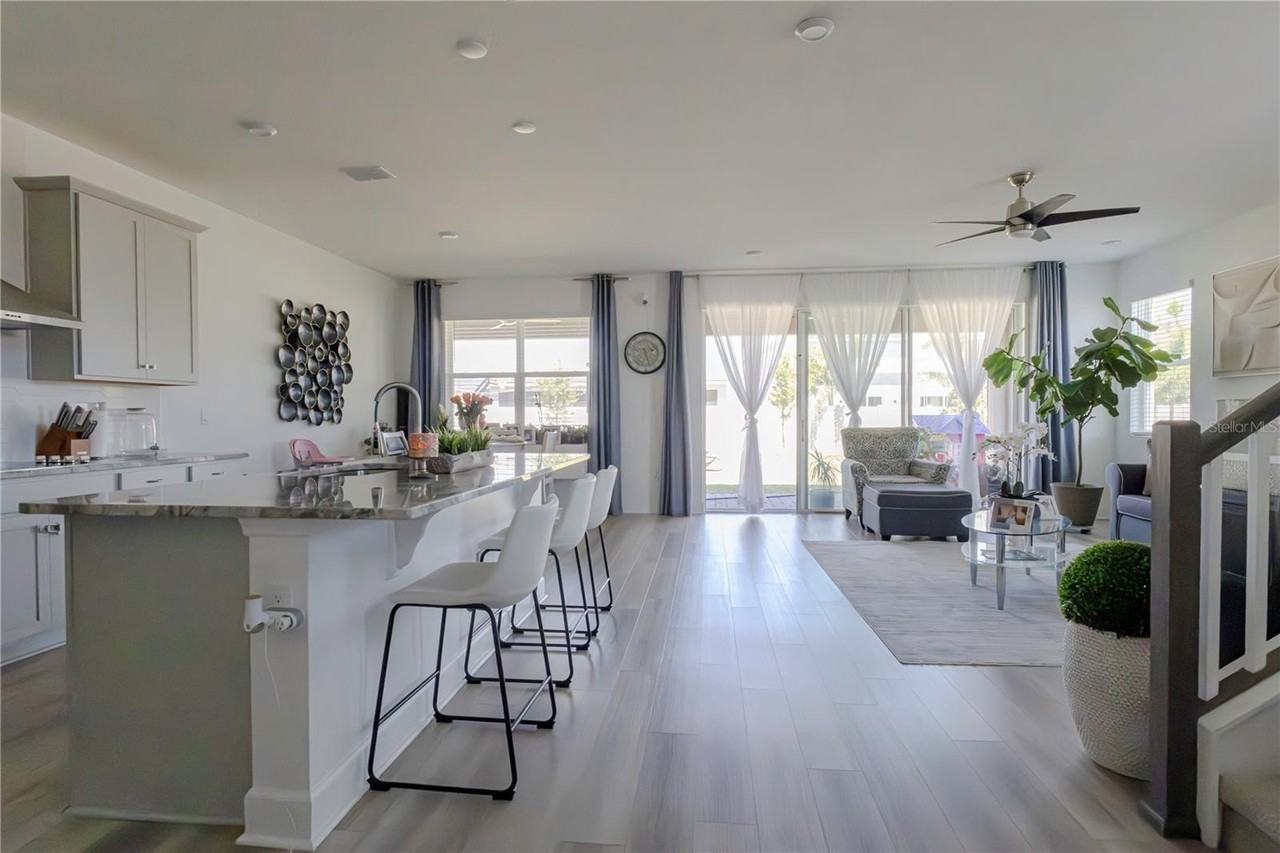 1940 Valencia Blossom St - Photo 5 of 27