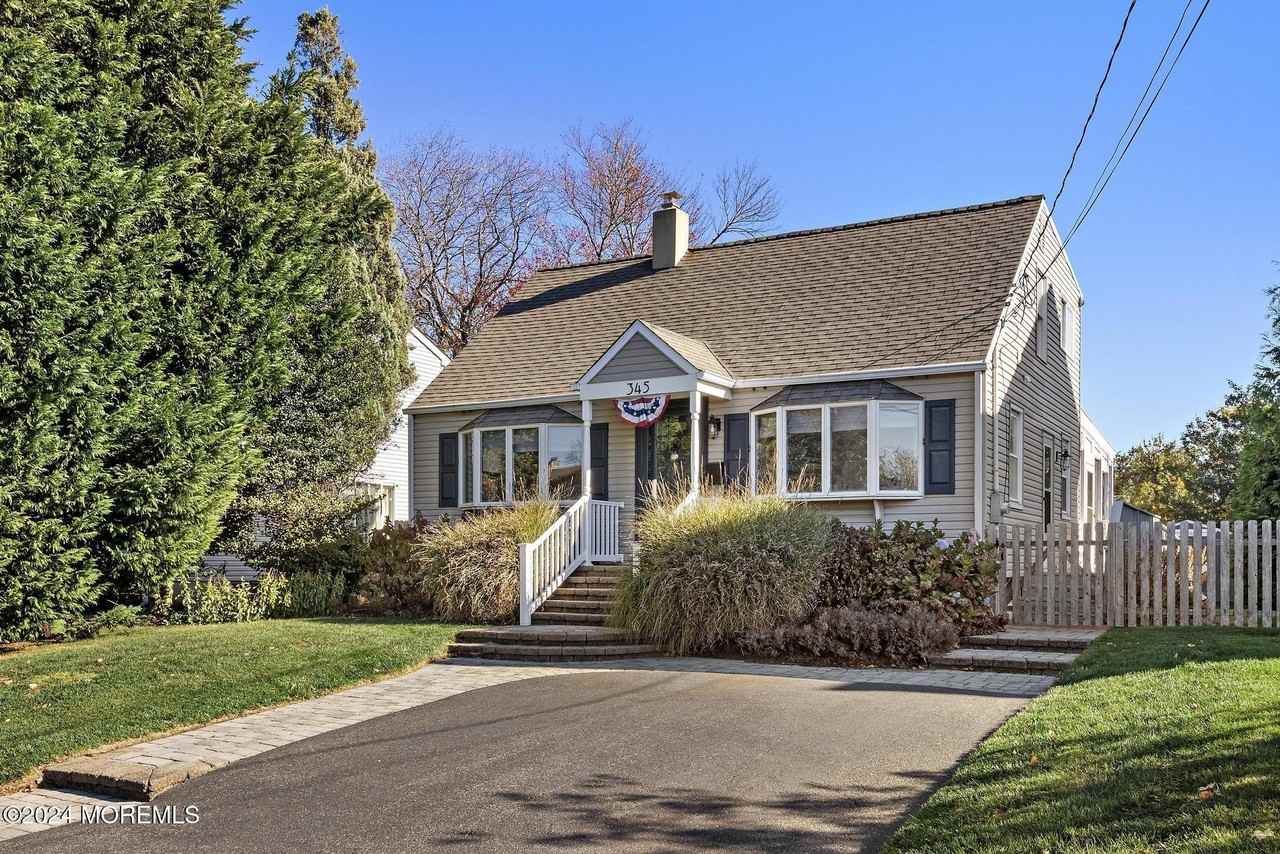 345 Macarthur Ave - Photo 2 of 22