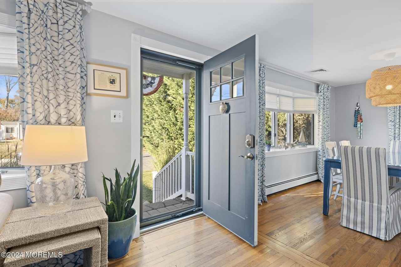 345 Macarthur Ave - Photo 3 of 22