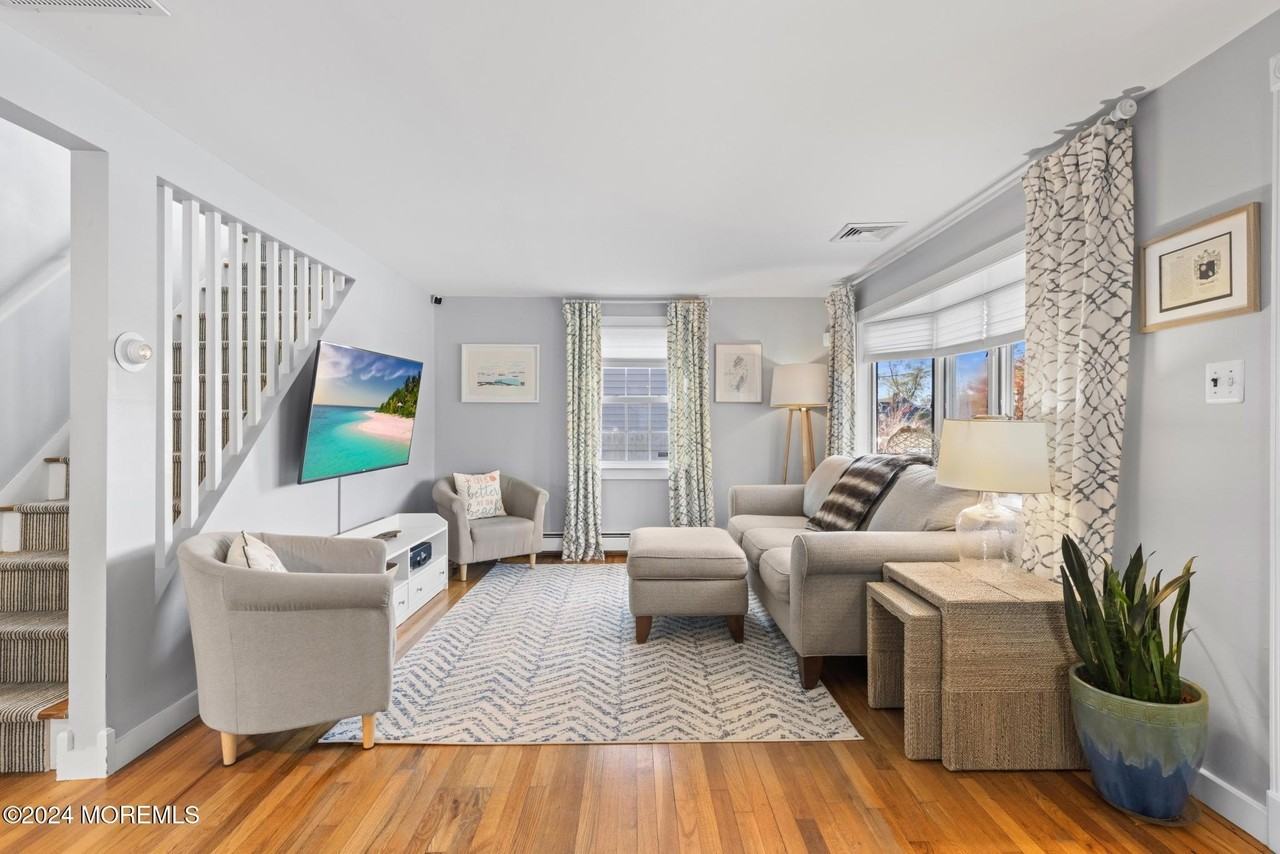 345 Macarthur Ave - Photo 4 of 22