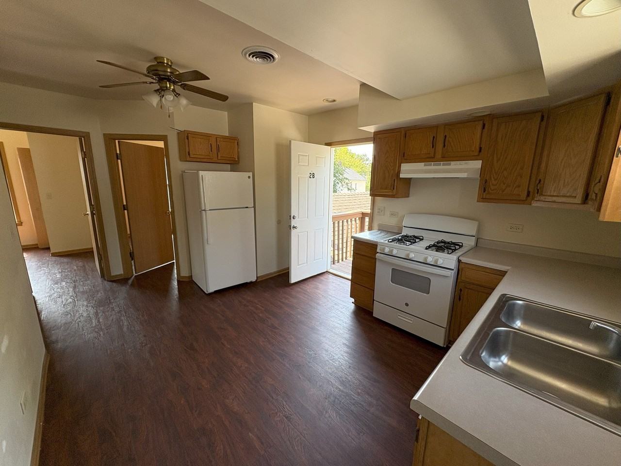27 N Hickory St Apt 2b - Photo 3 of 10