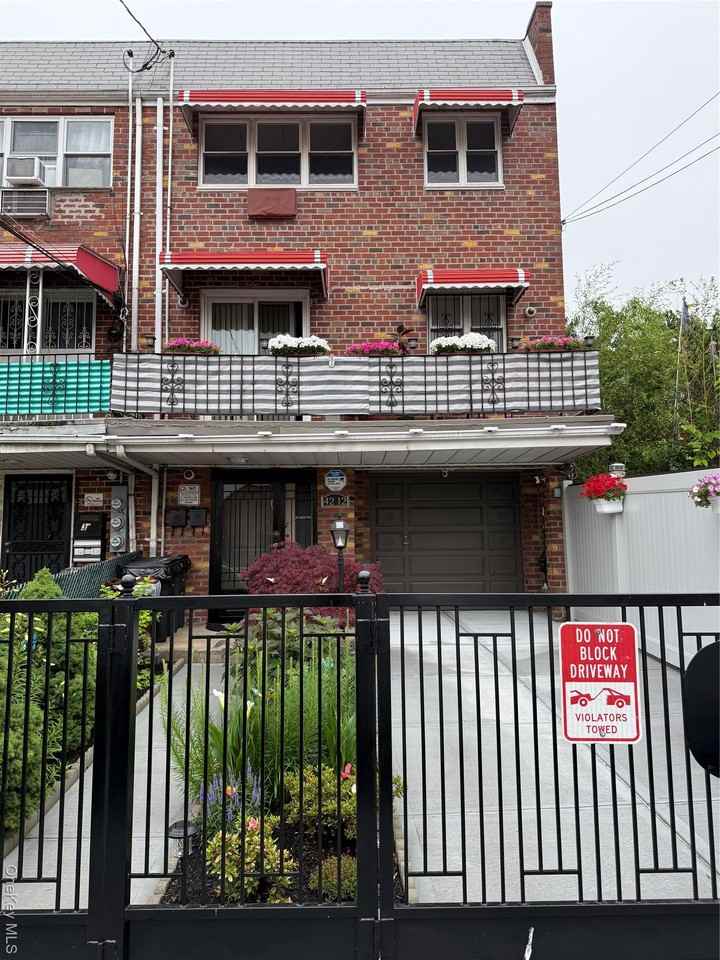 4212 77th St - Photo 2 of 9