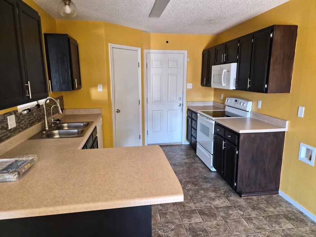 1226 Wallace Ln - Photo 5 of 16