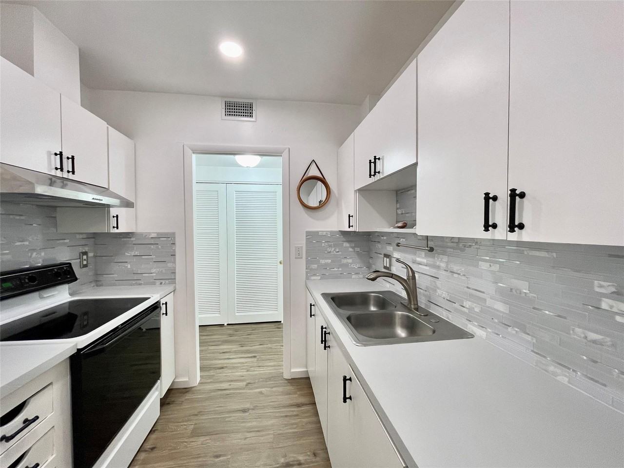 400 N Riverside Dr - Photo 4 of 50