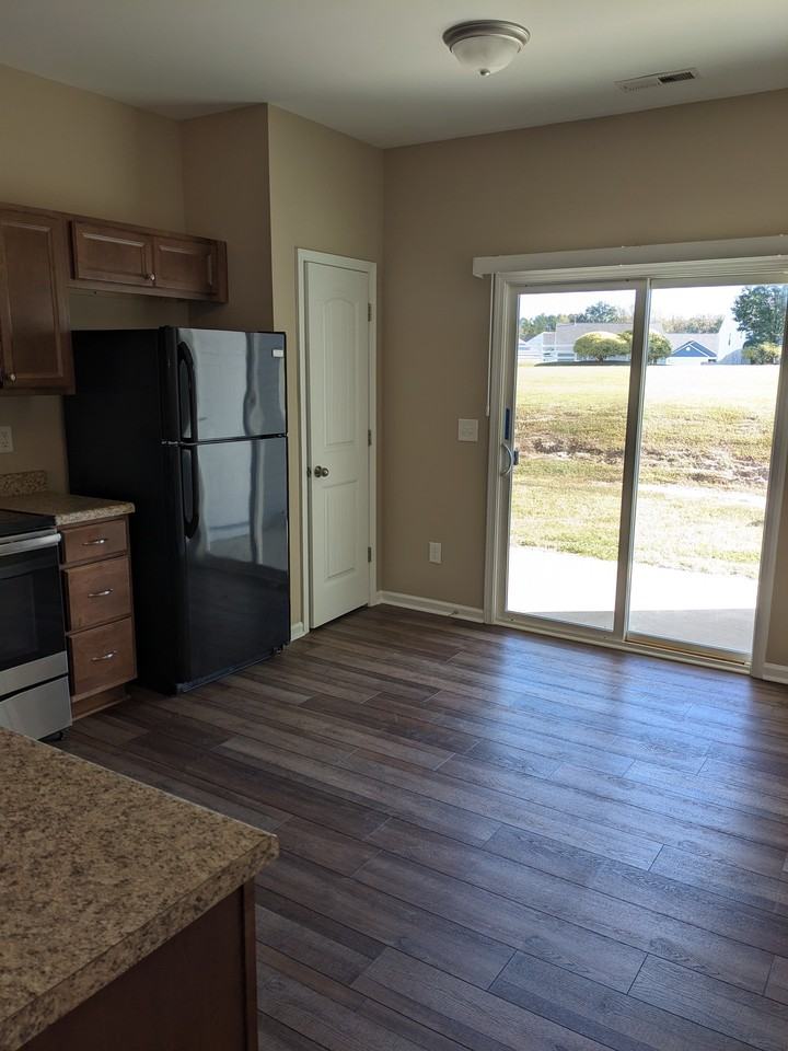 402 Winston Way - Photo 3 of 17