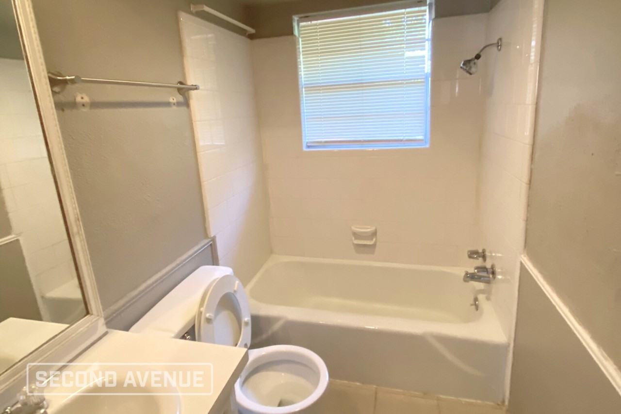 1205 Nw 105th St - Photo 5 of 10