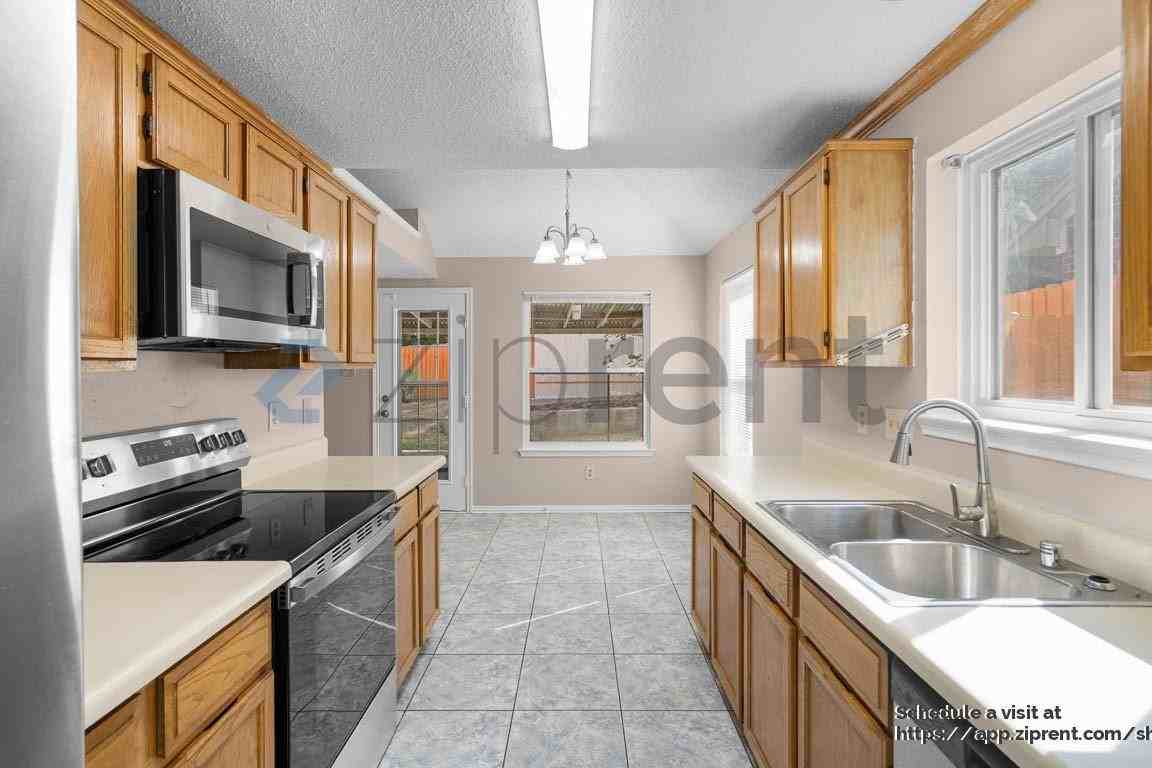 6724 Mountain Cedar Ln - Photo 7 of 38