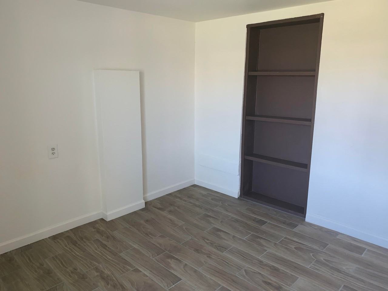 **FIRST MONTH'S RENT FREE & HALF OFF DECEMBER RENT** Please contact Anastasia Sisneros 480 - Photo 2 of 9