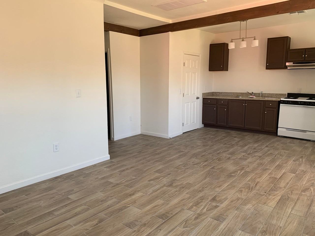 **FIRST MONTH'S RENT FREE & HALF OFF DECEMBER RENT** Please contact Anastasia Sisneros 480 - Photo 5 of 9