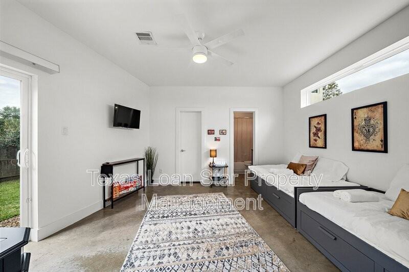 3002 Hawkins St - Photo 6 of 36