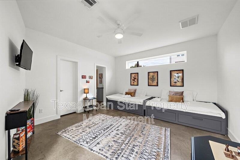 3002 Hawkins St - Photo 7 of 36