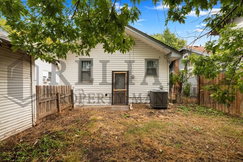 621 S Green St - Photo 5 of 19