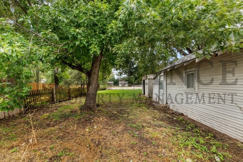 621 S Green St - Photo 6 of 19