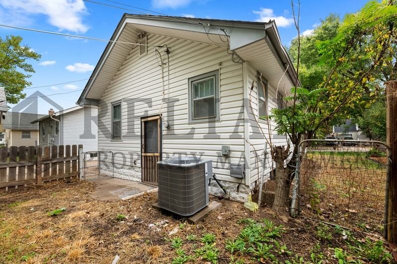 621 S Green St - Photo 7 of 19