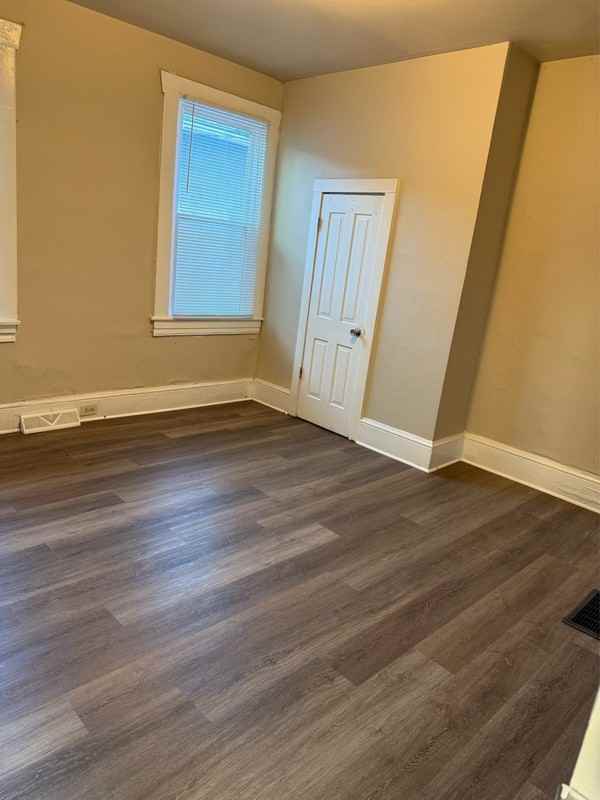 1020 Jamison Ave Ne - Photo 4 of 9