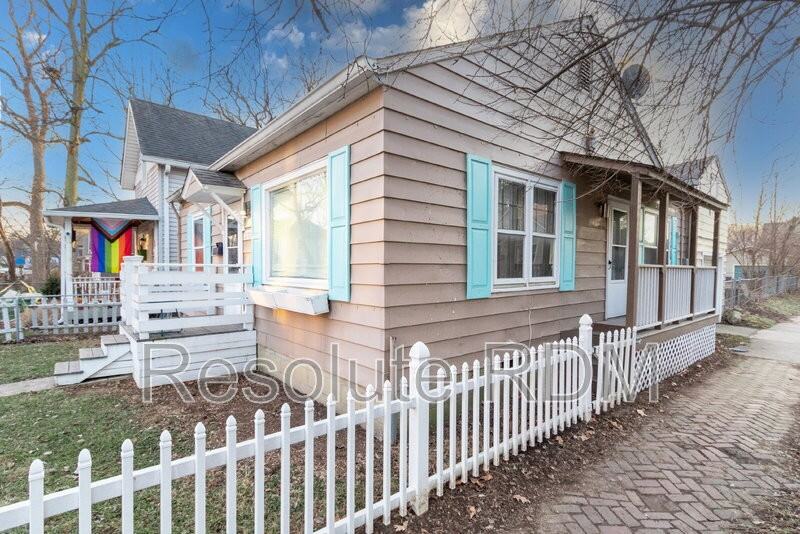 1128 Sterling Street - Photo 4 of 27