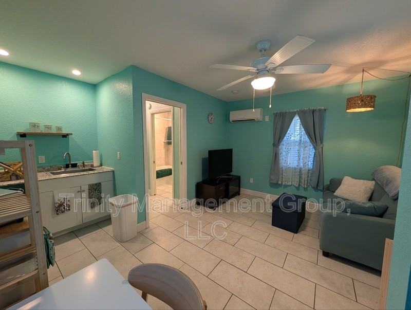 7271 Holiday Dr - Photo 4 of 10