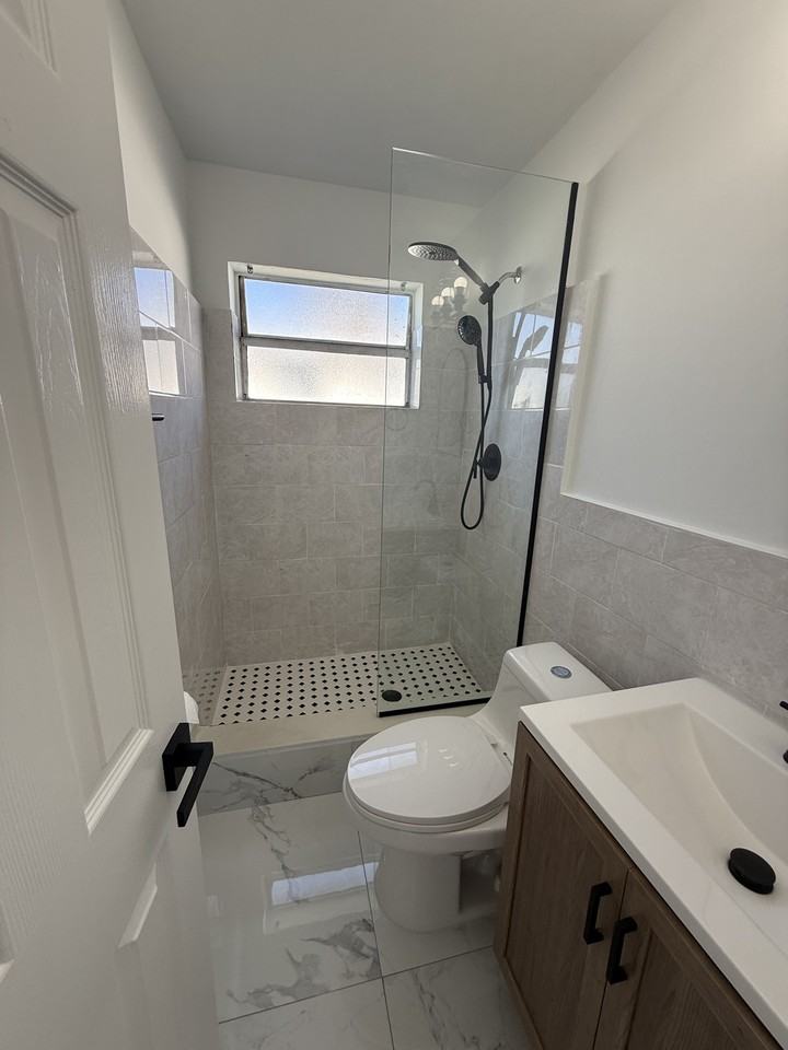 1225 Northwest 2nd Street #1 - Photo 3 of 12