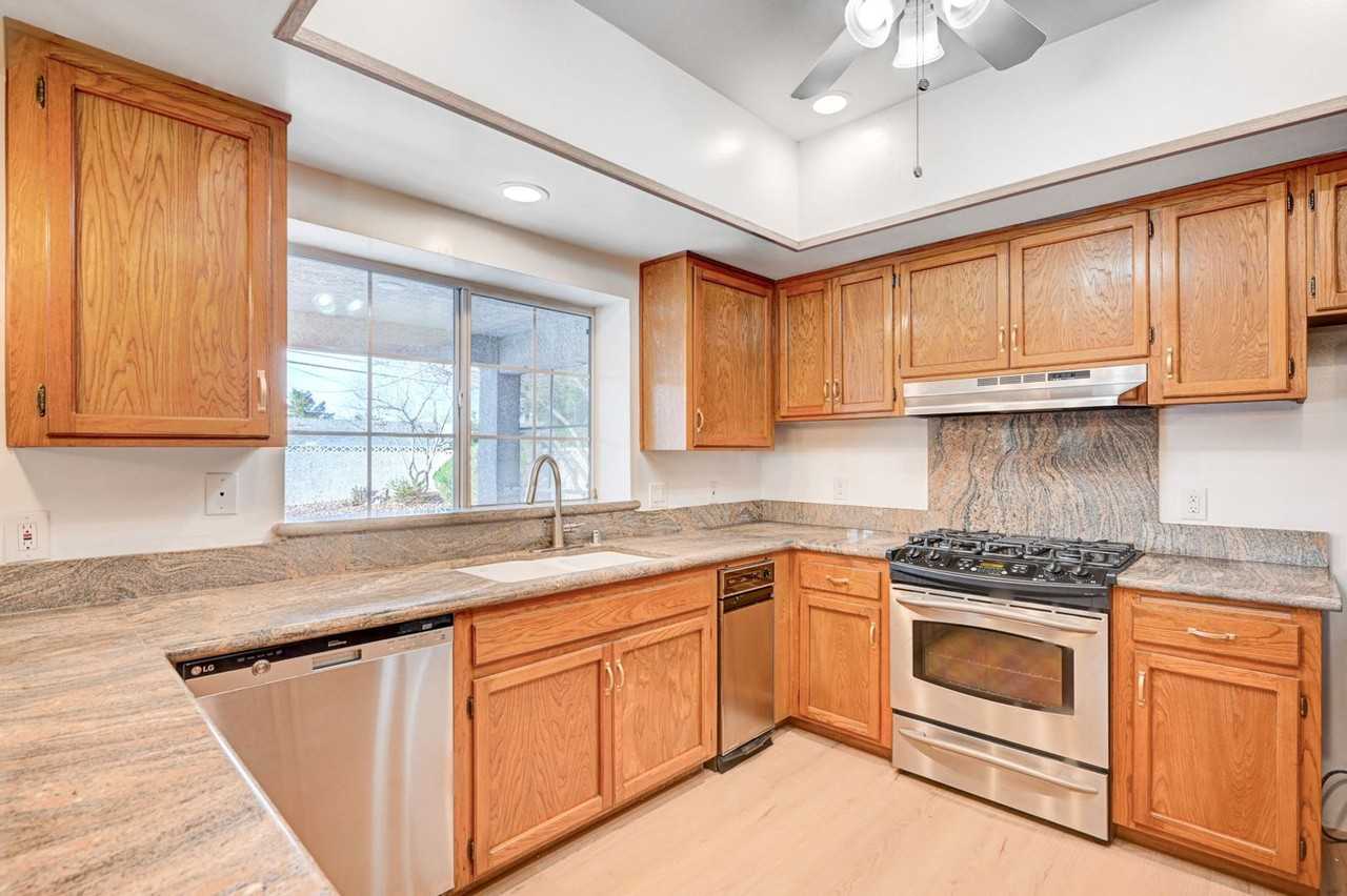 2916 West Oakey Boulevard - Photo 5 of 25