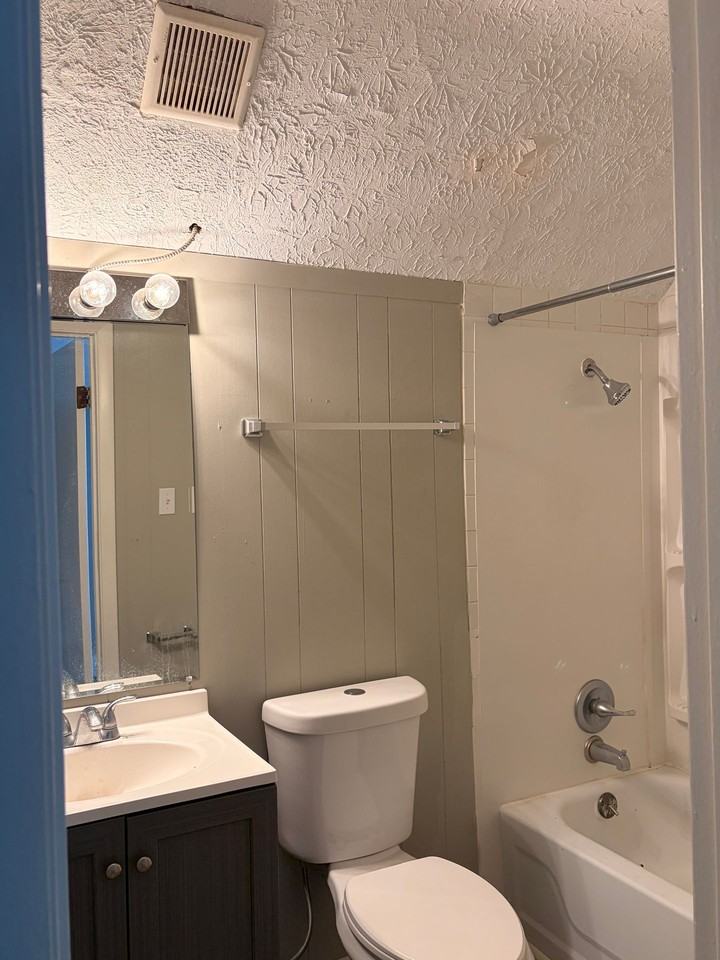 1735 Everett St - Photo 3 of 10