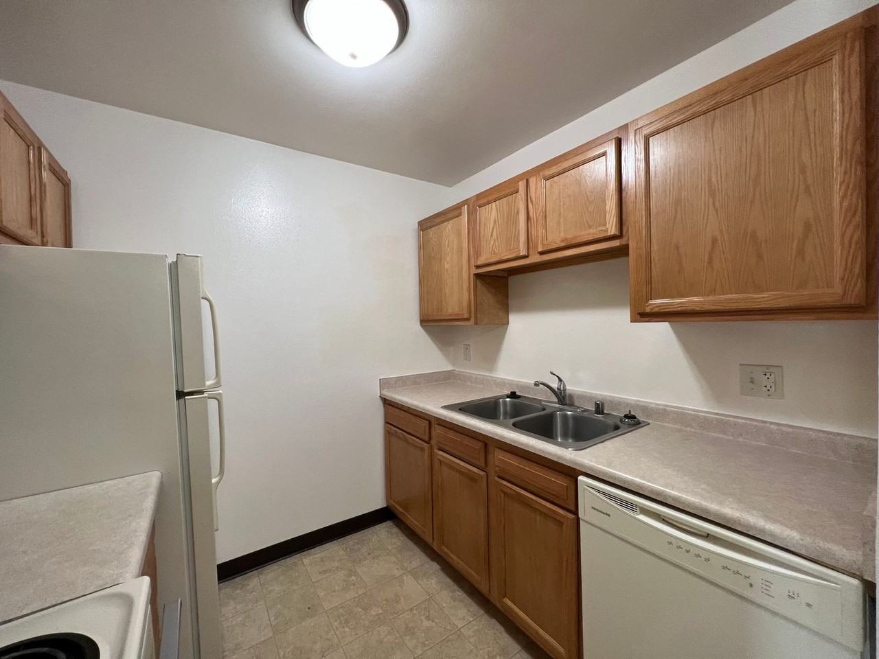 240 CANTERBURY COURT - Photo 2 of 32